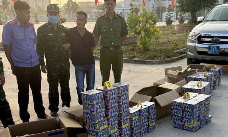 Bắt quả tang 2 đối tượng vận chuyển pháo nổ nhập lậu bằng ô tô