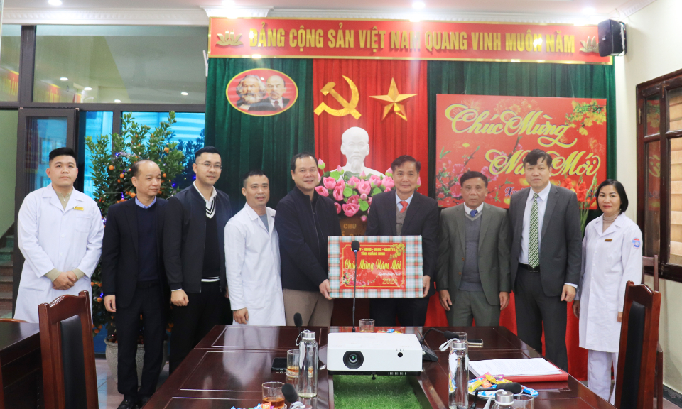 Đồng chí Điệp Văn Chiến, Trưởng Ban Nội chính Tỉnh ủy tặng quà Tết 