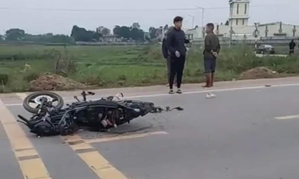 Xe máy không biển số chạy tốc độ cao đâm vào ô tô giữa ngã tư khiến 2 người thương vong