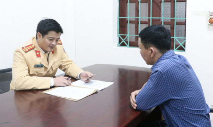 Tài xế xe biển xanh đón con gái lãnh đạo ở sân bay bị phạt 2,5 triệu đồng