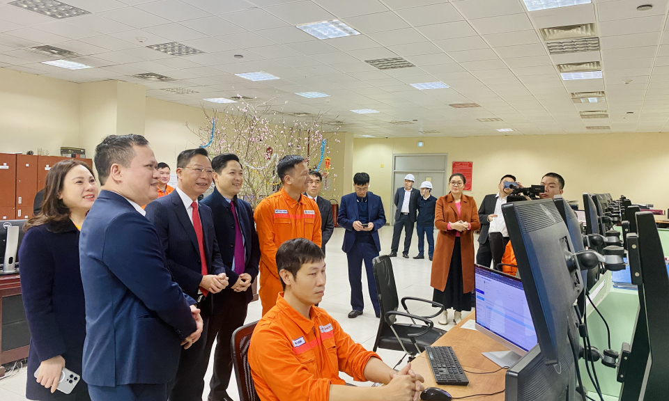 Phó Chủ tịch HĐND tỉnh Lê Văn Ánh thăm, chúc Tết tại Công ty Nhiệt điện Mông Dương 1