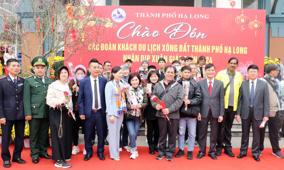 Quảng Ninh đón những vị khách đầu tiên “xông đất” du lịch
