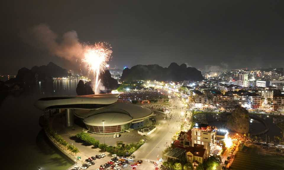 Quang Ninh welcomes a lunar new year with fireworks