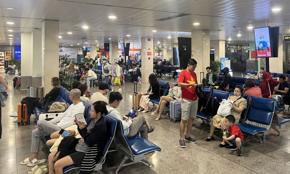 Mùng 2 Tết, lượng khách qua sân bay Tân Sơn Nhất tăng mạnh