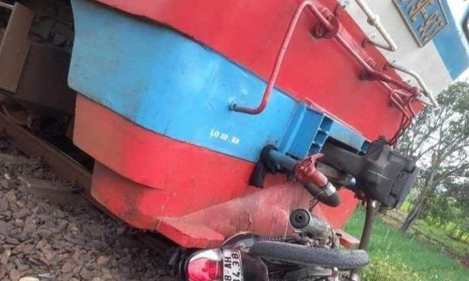 Băng qua đường sắt, 2 cô gái đi xe máy bị tàu hoả tông thương vong