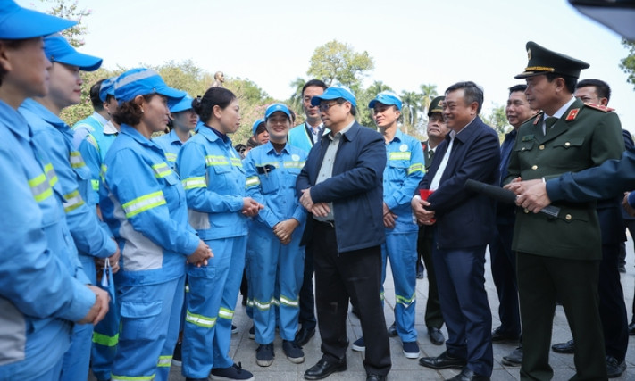 Thủ tướng thăm, tặng quà người lao động làm việc xuyên Tết