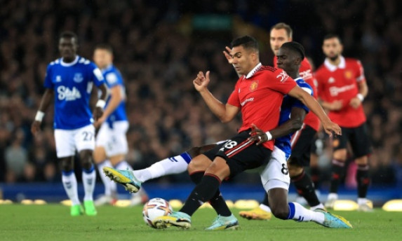Man United tăng tốc trong vụ “người thay thế” Casemiro