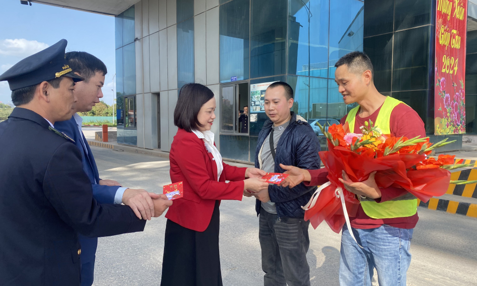 Gần 60 tấn hàng hóa mở hàng thông quan cửa khẩu cầu Bắc Luân II