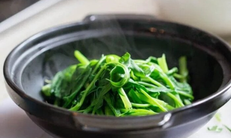 Vì sao không nên ăn lại rau đã nấu chín để qua đêm?