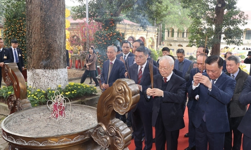 Party leader offers incense at Thăng Long Imperial Citadel