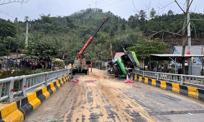 Lật xe khách khiến nhiều người thương vong ngày Mùng 4 Tết