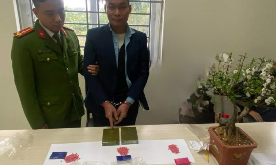 Bắt giữ đối tượng vận chuyển 2 bánh heroin tại bến xe Yên Nghĩa