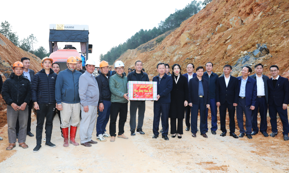 Chủ tịch UBND tỉnh Cao Tường Huy thăm, động viên người lao động tại các công trình giao thông trọng điểm