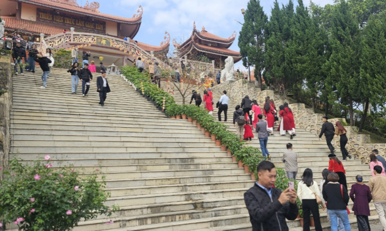 精神旅游景点盖宝寺春节期间吸引了众多游客前来祈福求平安