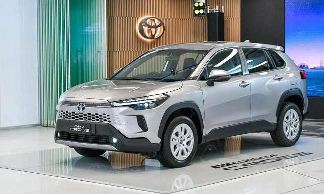 Cận cảnh Toyota Corolla Cross 2024 giá 657 triệu đồng vừa ra mắt: Tổng thể đẹp, mâm xe gây tranh cãi