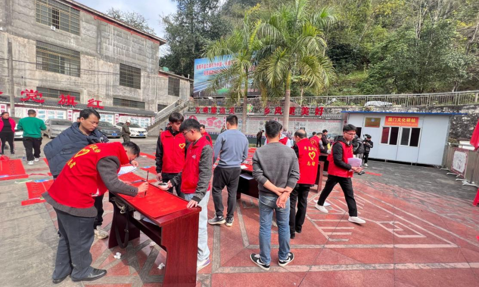 中国那坡县开展赠春联送万福活动 