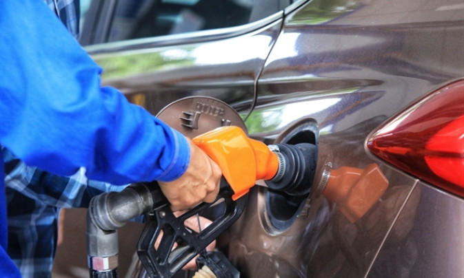 Petrol prices rise by over VNĐ700  per litre