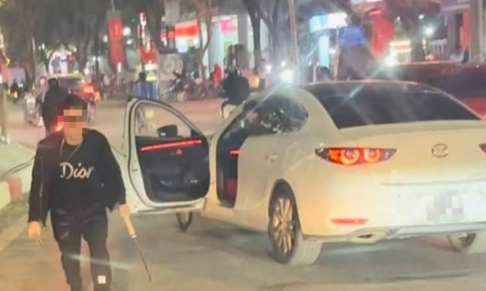 Xác minh vụ thanh niên lái xe Mazda 3, cầm dao quắm chém lốp xe buýt ở Hà Nội