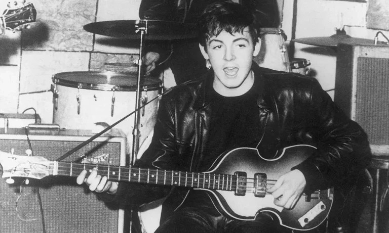 Cây guitar bass trứ danh của Paul McCartney trở về sau 51 năm lưu lạc