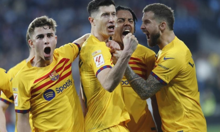 Barca thắng khi được trọng tài cho đá lại phạt đền