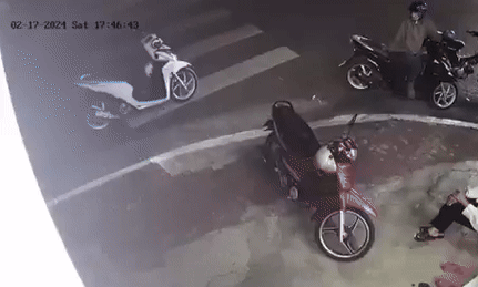 Ô tô bất ngờ tông loạt xe máy, người phụ nữ may mắn thoát chết