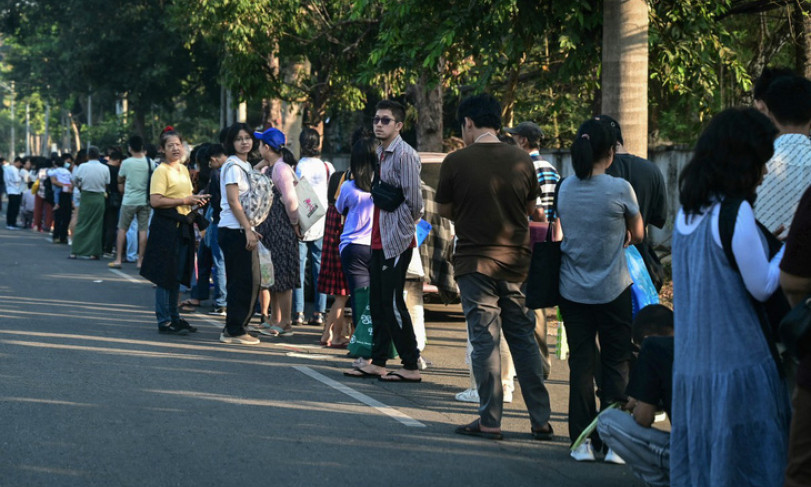 Hàng nghìn thanh niên Myanmar tìm cách ra nước ngoài trước lệnh tòng quân
