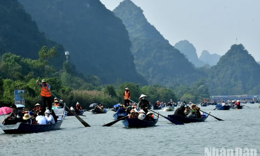 In Pictures: More than 20,000 visitors to Huong Pagoda on the third day of the first lunar month