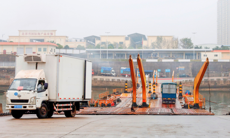 925吨出口 产品在界河临时浮桥顺利通关