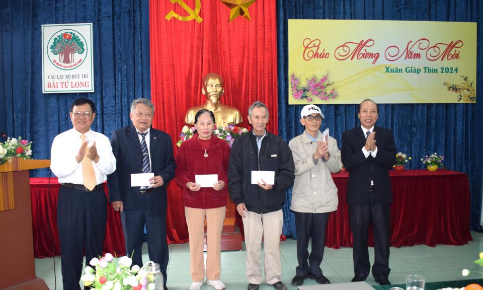 CLB Hưu trí Bái Tử Long trao giải thưởng thơ mừng Đảng, mừng Xuân 2024