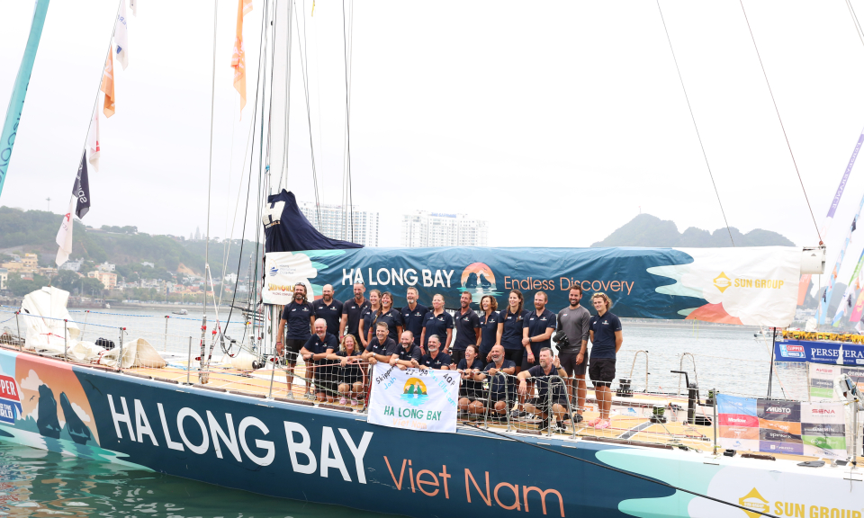 Đội đua thuyền buồm Ha Long Bay, Viet Nam về đích