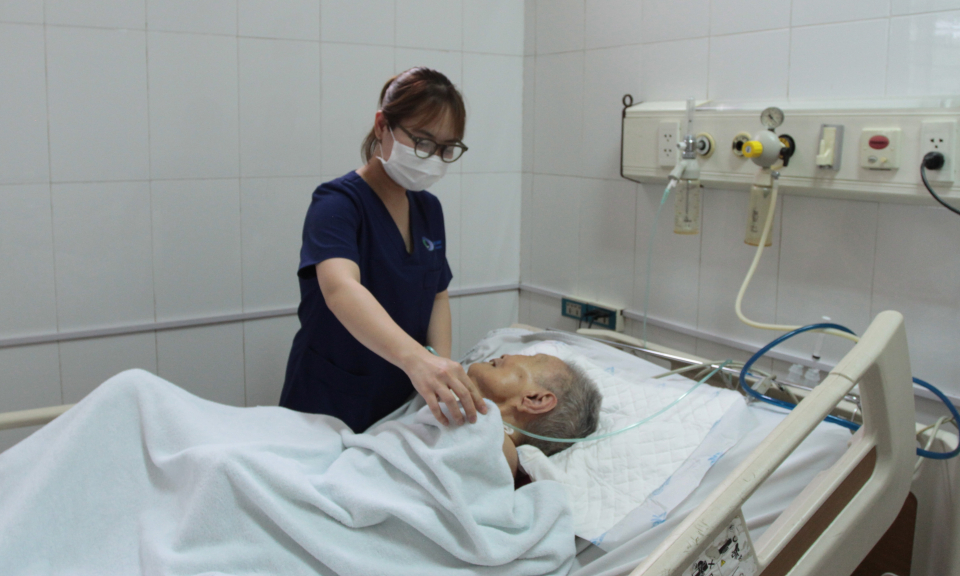 Nữ điều dưỡng tận tâm với nghề