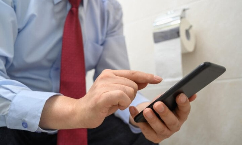 Tác hại không ngờ của việc xem điện thoại khi đi vệ sinh