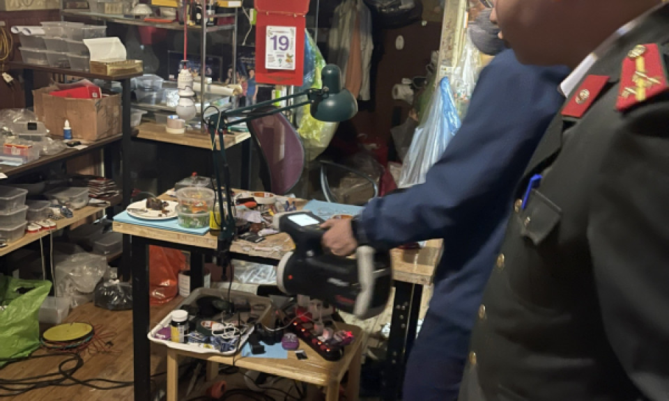 Bán thiết bị cảm biến đánh bạc có bôi chất phóng xạ, một đối tượng bị khởi tố