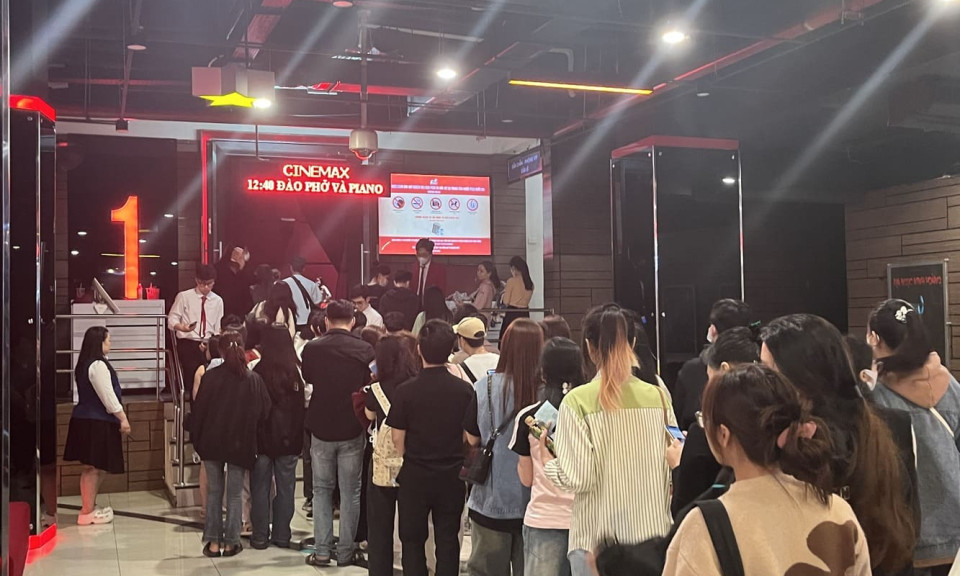 Nghịch lý của “Mai” và “Đào, phở và piano”