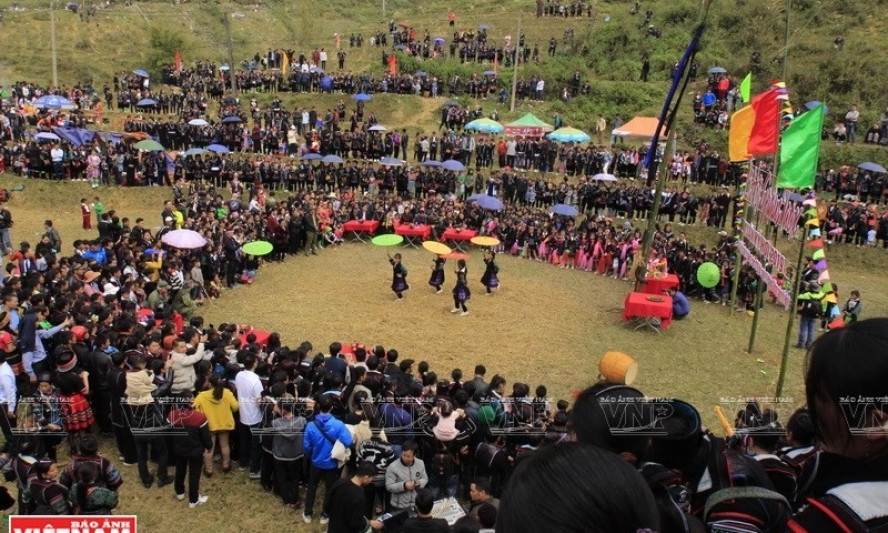 Unique cultural features of the Mong ethnic group seen in their traditional Gau Tao Festival