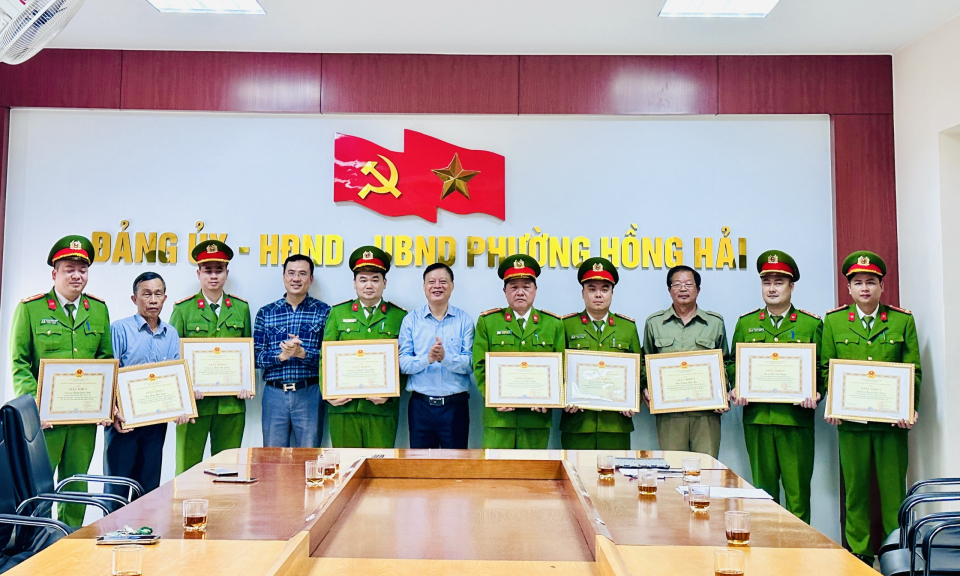 Khen thưởng 10 cá nhân tham gia truy bắt đối tượng phá gương ô tô trên đường Nguyễn Văn Cừ