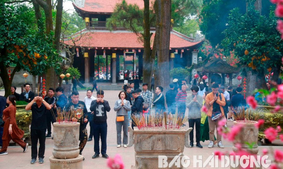 Linh thiêng hội xuân Côn Sơn