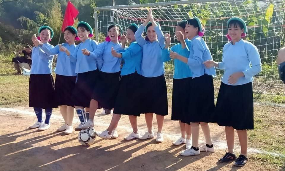 Binh Lieu's ethnic women play football in skirts