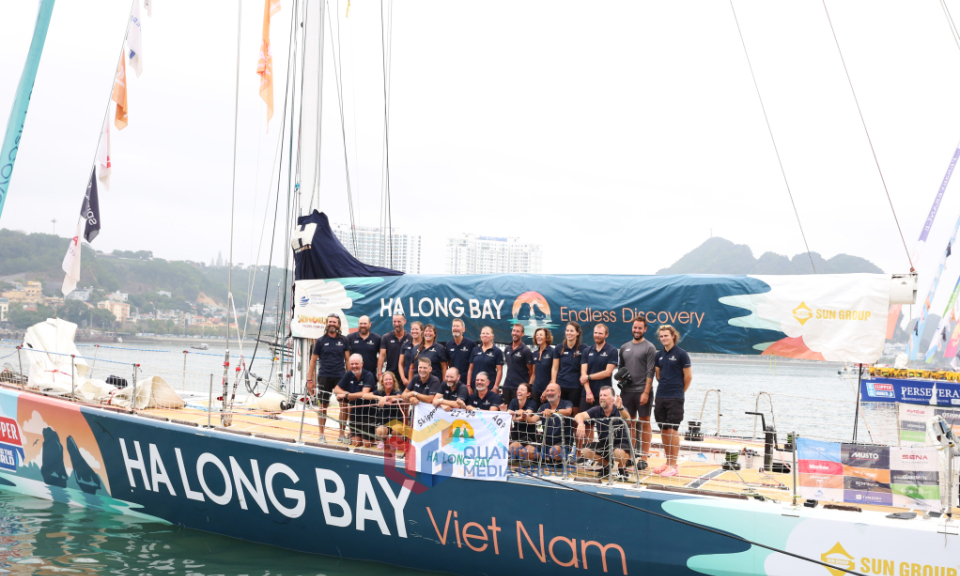克利伯环球帆船赛全部11支船队在越南广宁省下龙国际客船港冲线完赛
