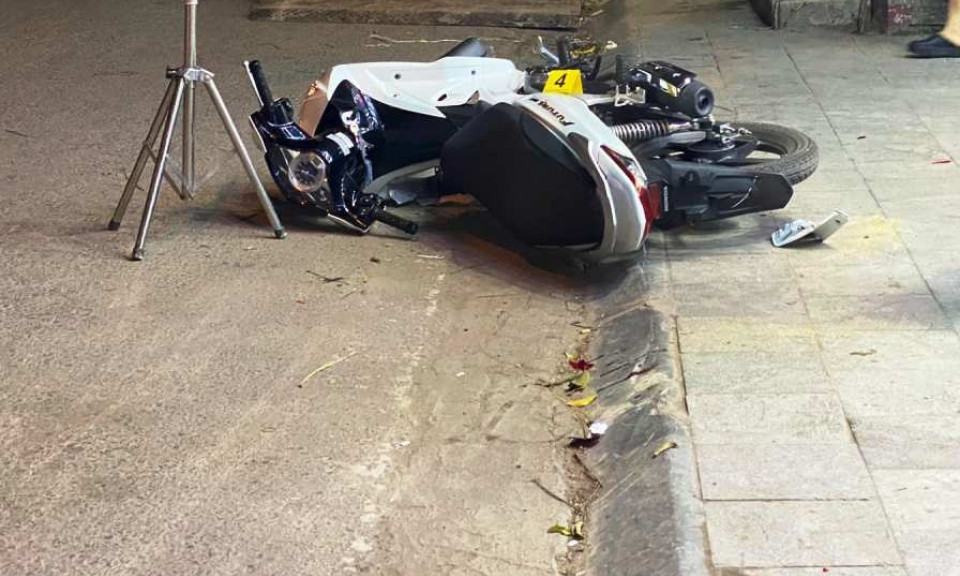 'Thông chốt' bất thành, xe máy kẹp 3 tông vào đuôi xe CSGT