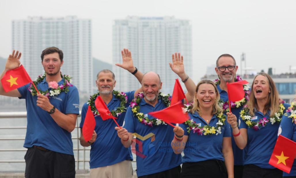 克利伯环球帆船赛船队水手们欢心喜悦地接受越南广宁省下龙的热情招待