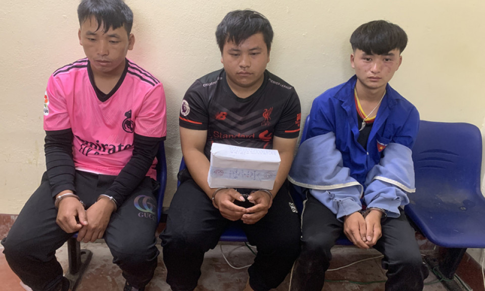 Bắt 3 đối tượng, thu giữ 2 bánh heroin và 1 khẩu súng K59