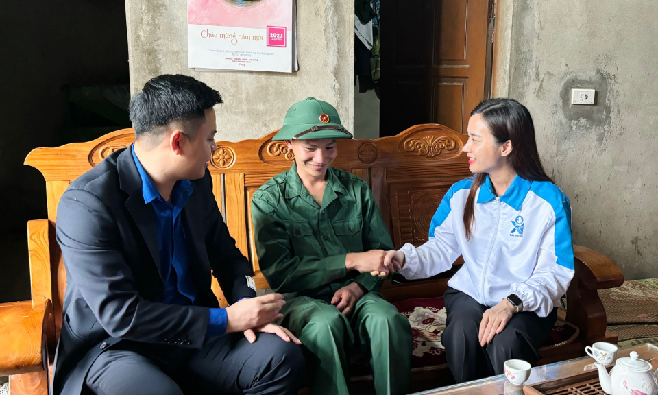 Thường trực Tỉnh đoàn tặng quà tân binh lên đường nhập ngũ năm 2024