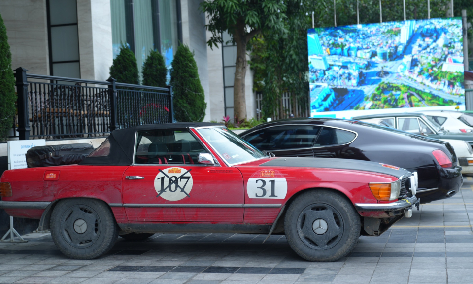 22辆全球经典“老爷车”抵达了越南广宁省下龙市
