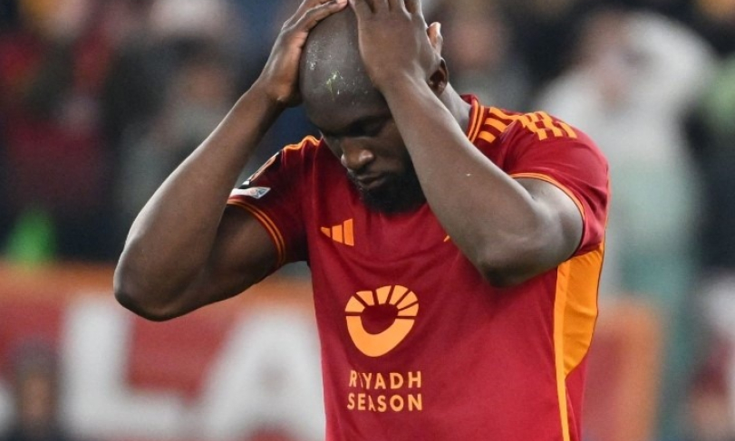 Lukaku đá hỏng luân lưu, suýt khiến Roma bị loại