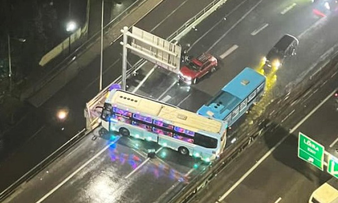 Xe khách mất lái quay đầu chắn ngang đường, vành đai 3 đang ùn tắc kéo dài