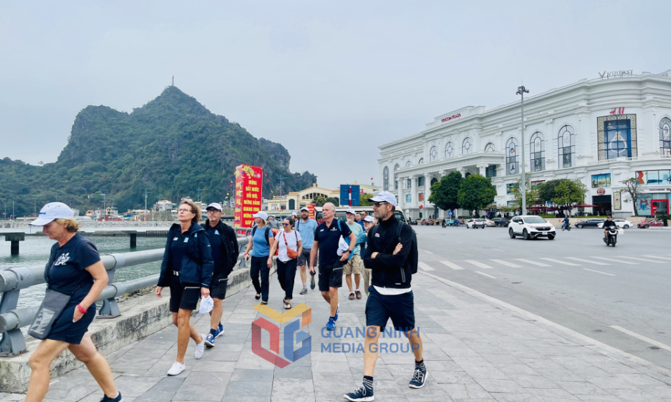 Đoàn thủy thủ Cuộc đua Clipper Race thích thú trải nghiệm Free Walking Tour Ha Long 