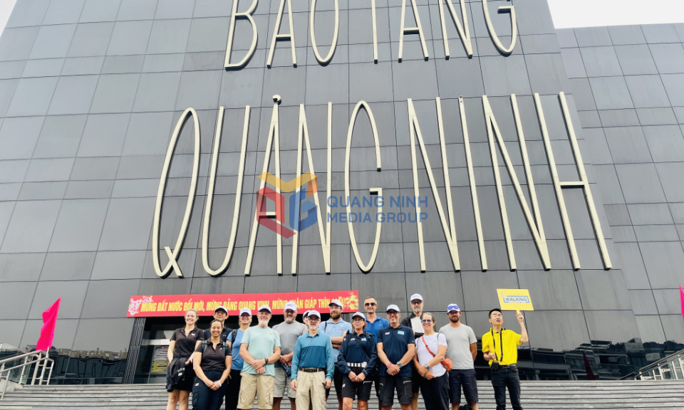 Race Crew enjoy free walking tour in Ha Long city