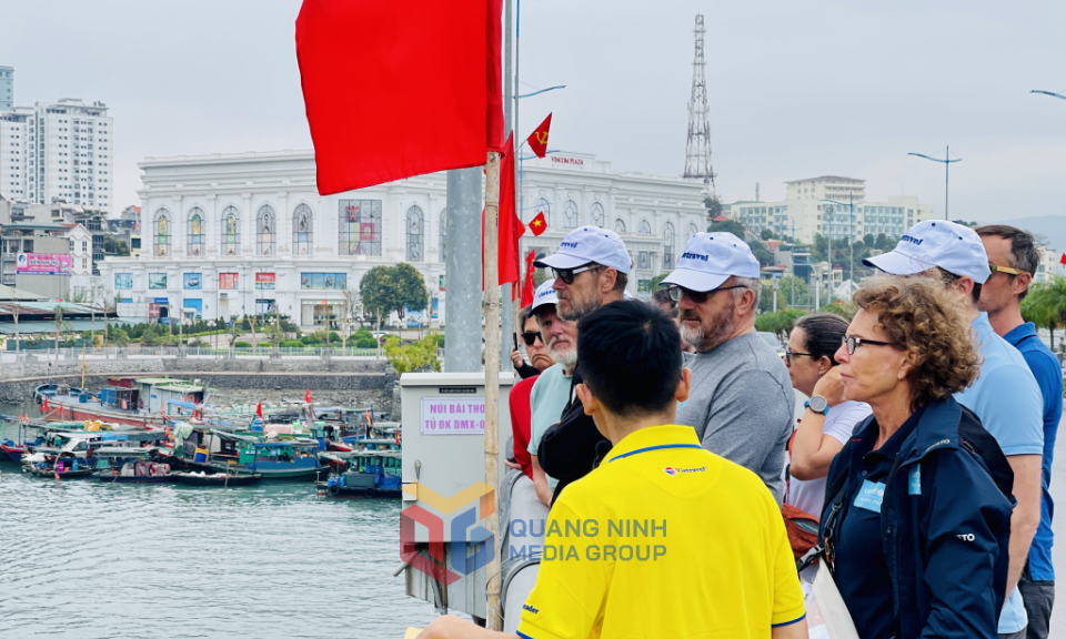 克利伯环球帆船赛船队水手享受越南广宁省“下龙免费徒步游览” 的体验