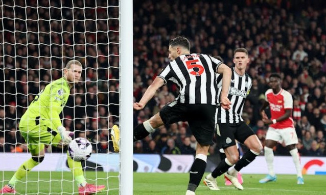 Arsenal rửa hận Newcastle tại Ngoại hạng Anh